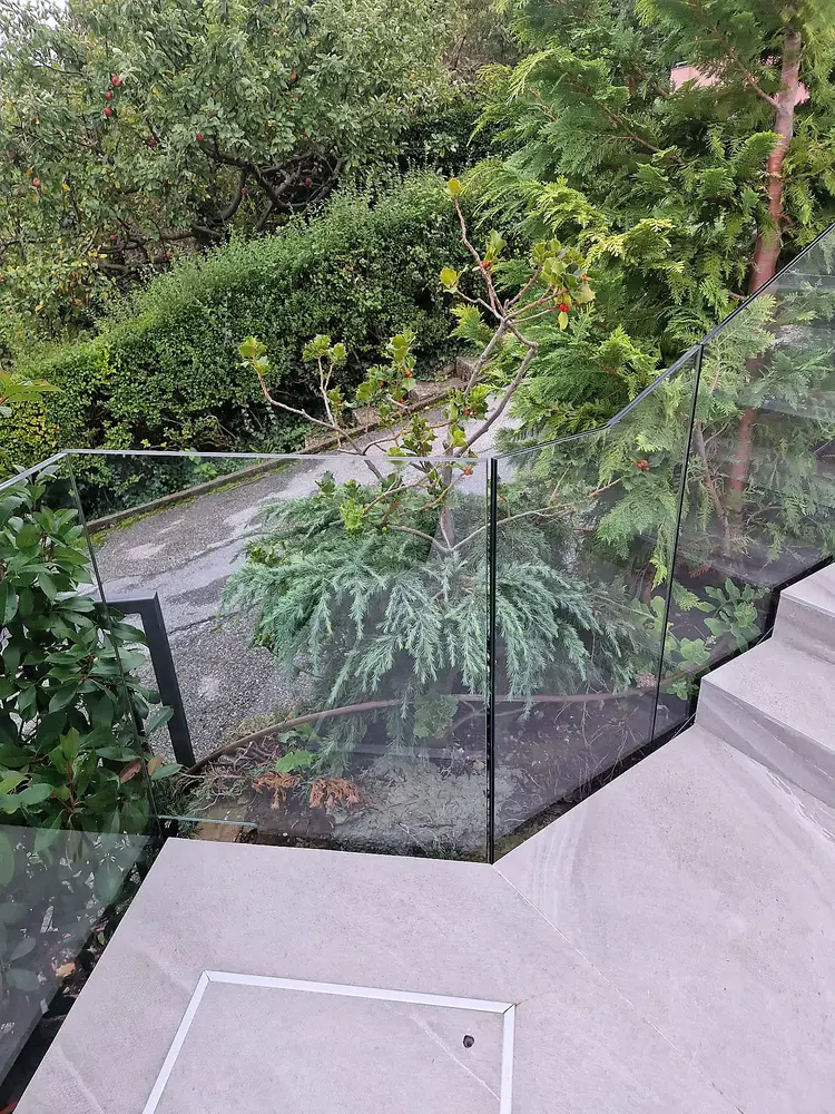 Staklena ograda vrta